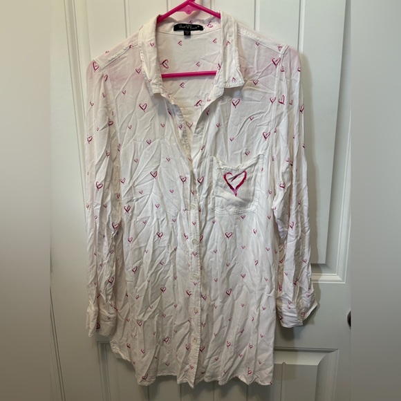 Velvet Heart White Button-Up Shirt with Pink Heart Pattern. Size 1X. 100% rayon - Picture 1 of 10